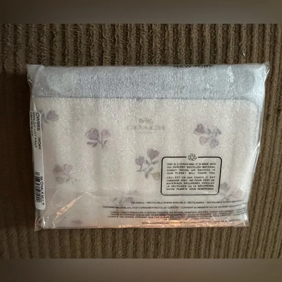 Coach Corner Zip Wristlet With Heart Print nwt in packaging - Picture 4 of 5